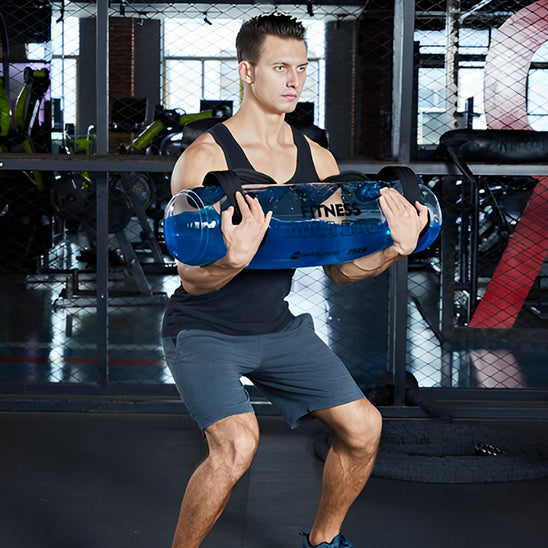 homme-qui-travaille-son-core-avec-aqua-sac-fitness