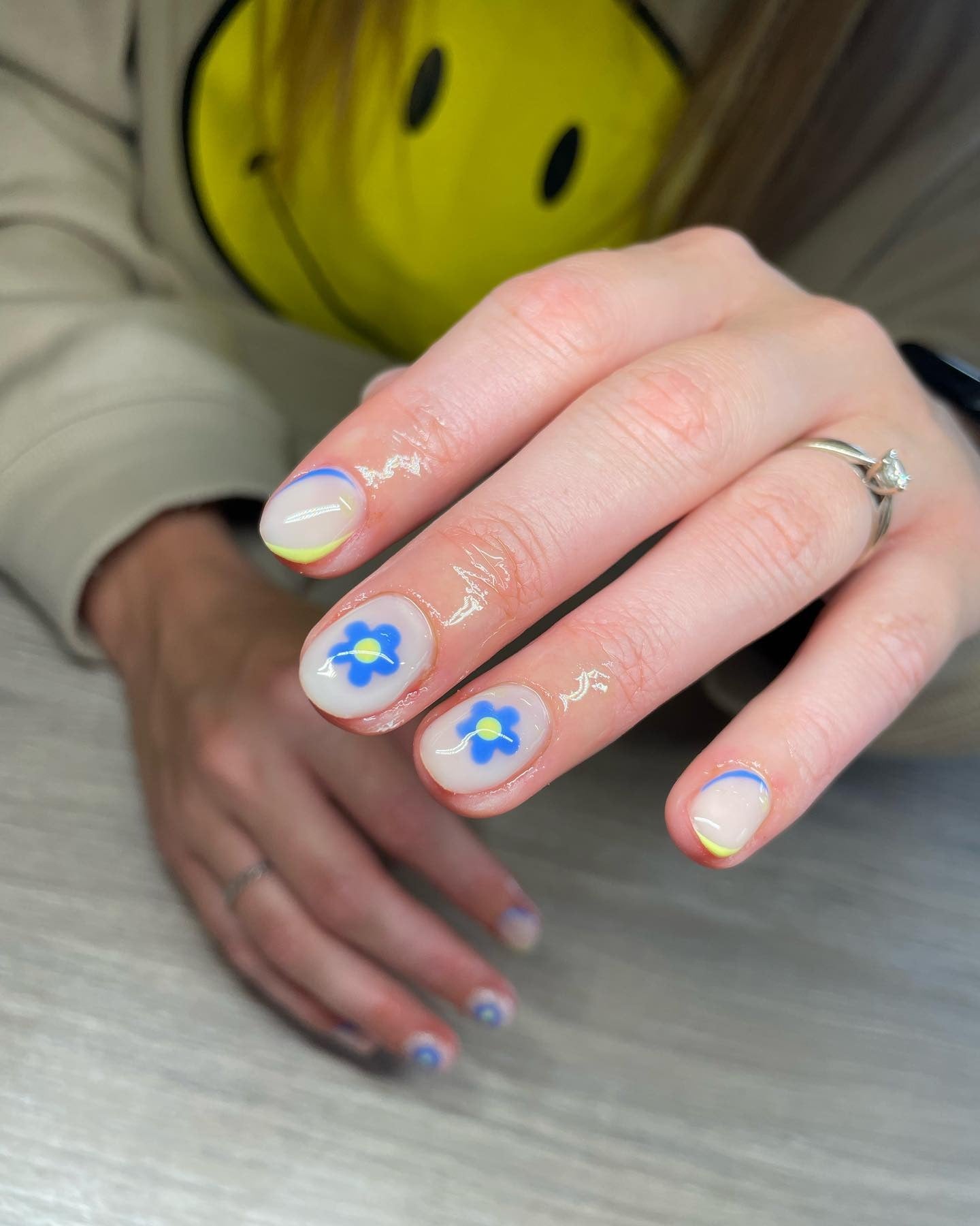 16. Dainty Daisy Minis - Cool Nail Ideas