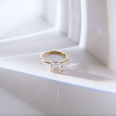 137 Simple Beautiful Engagement Rings Stock Photos, High-Res Pictures, and  Images - Getty Images