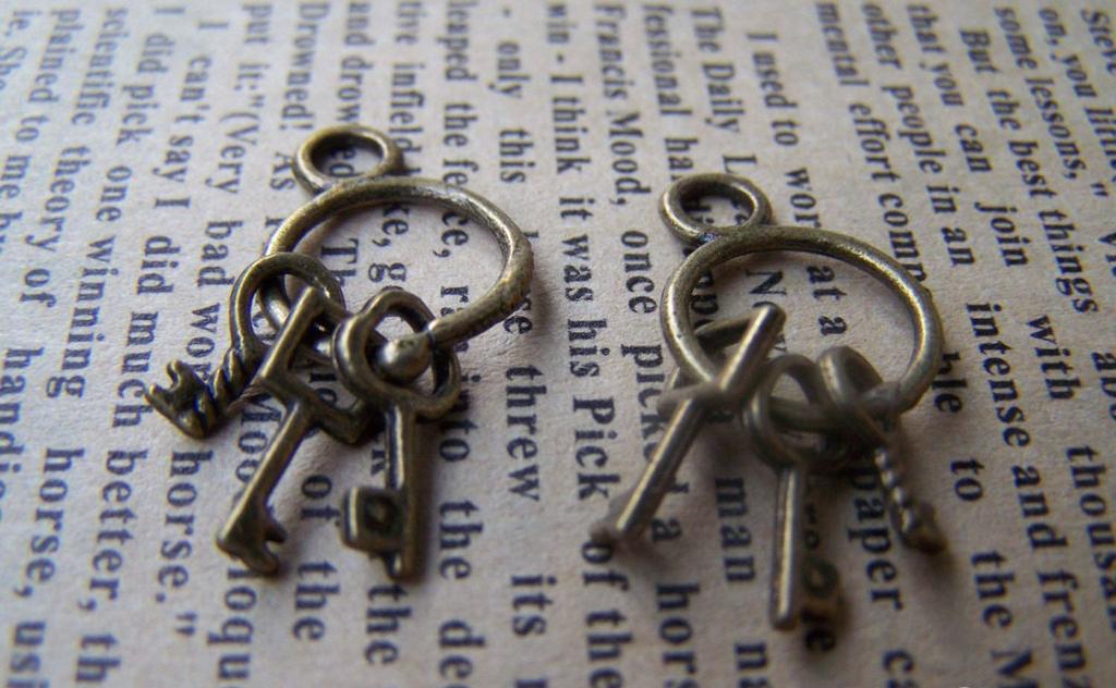 10 Pcs Antique Bronze Keychain Three Vintage Keys Charms A179