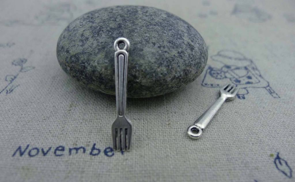 https://cdn.shopify.com/s/files/1/0915/7608/products/accessories-20-pcs-of-antique-silver-dinner-fork-charms-4-5x25mm-a857-1_1024x632_crop_top.progressive_c0a21df3-6306-4cd1-8017-e6b8c99f8f78.jpg?v=1601292483