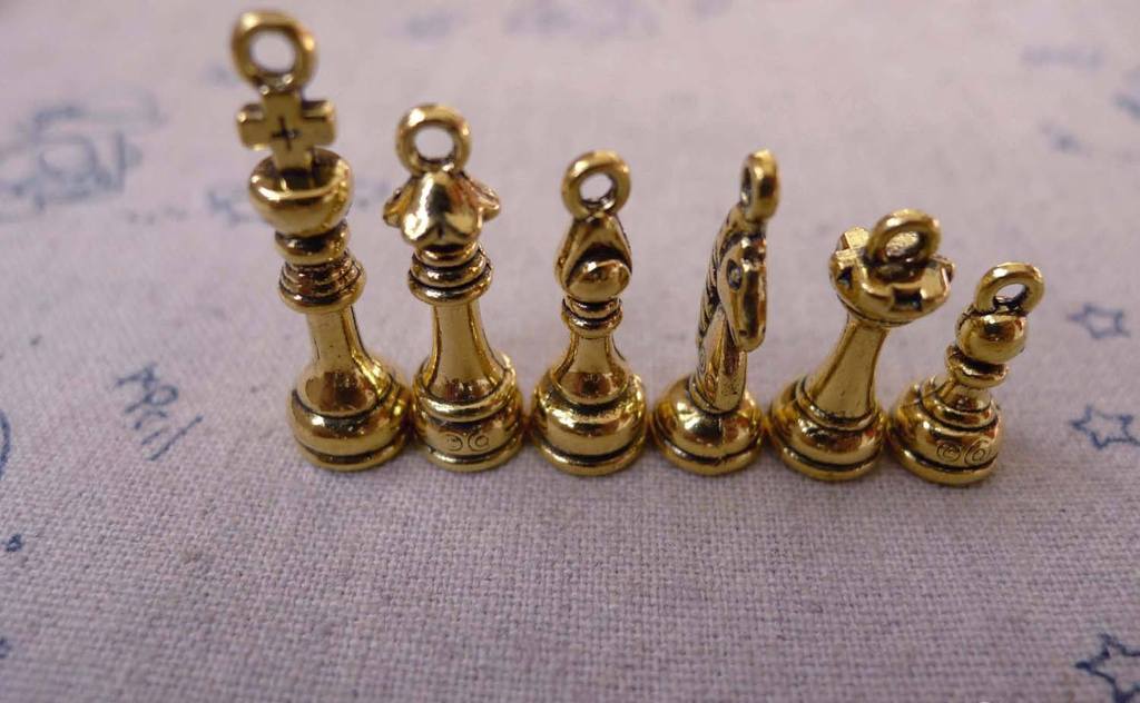 Antique Gold Chess Pendant Charms King Queen Bishop Knight Rook Pawn 20 Pawn A7353