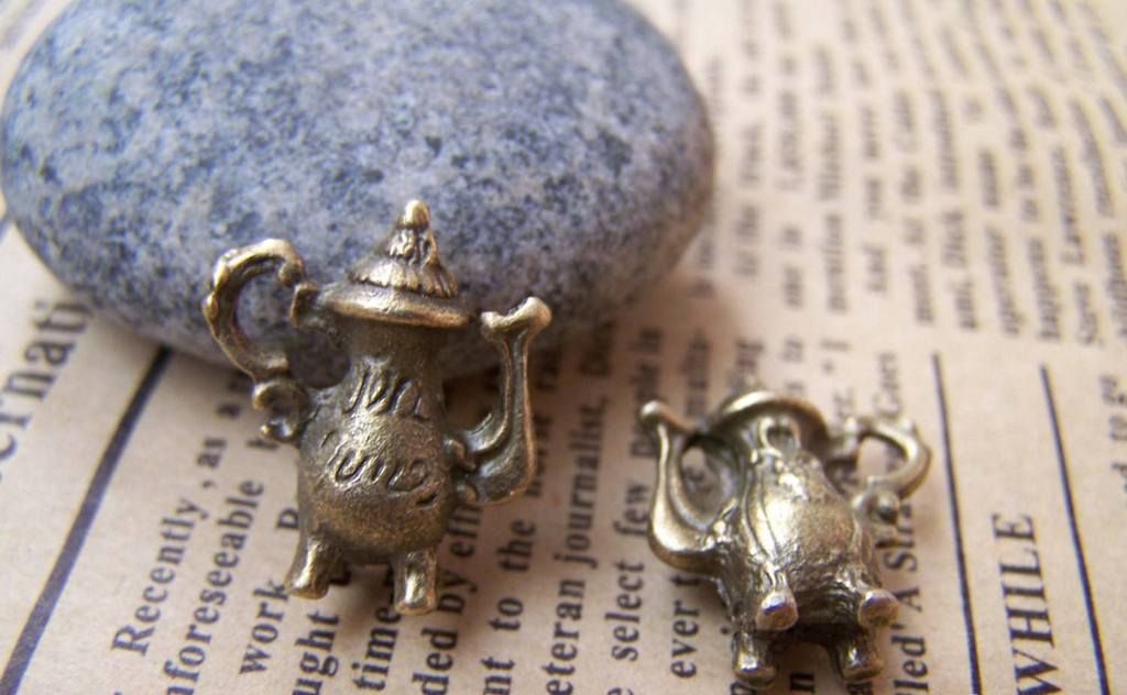 https://cdn.shopify.com/s/files/1/0915/7608/products/accessories-vintage-teapot-pendants-wine-pot-antique-bronze-charms-17x18mm-set-of-10-pcs-a1252-1_1024x632_crop_top.progressive_9d599bf0-5711-40cf-a460-e83727db38f5.jpg?v=1601296969