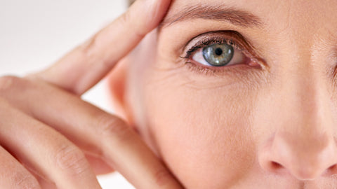 how to keep your makeup from creasing under your eyes