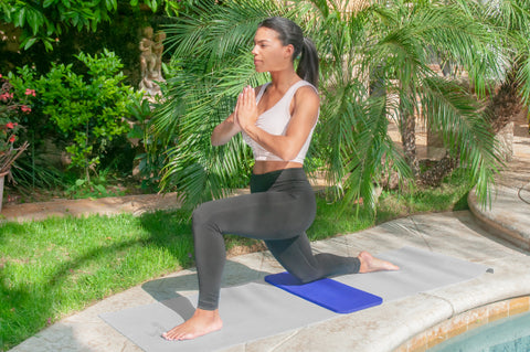 Woman doing a single leg lunge on a yoga knee pad