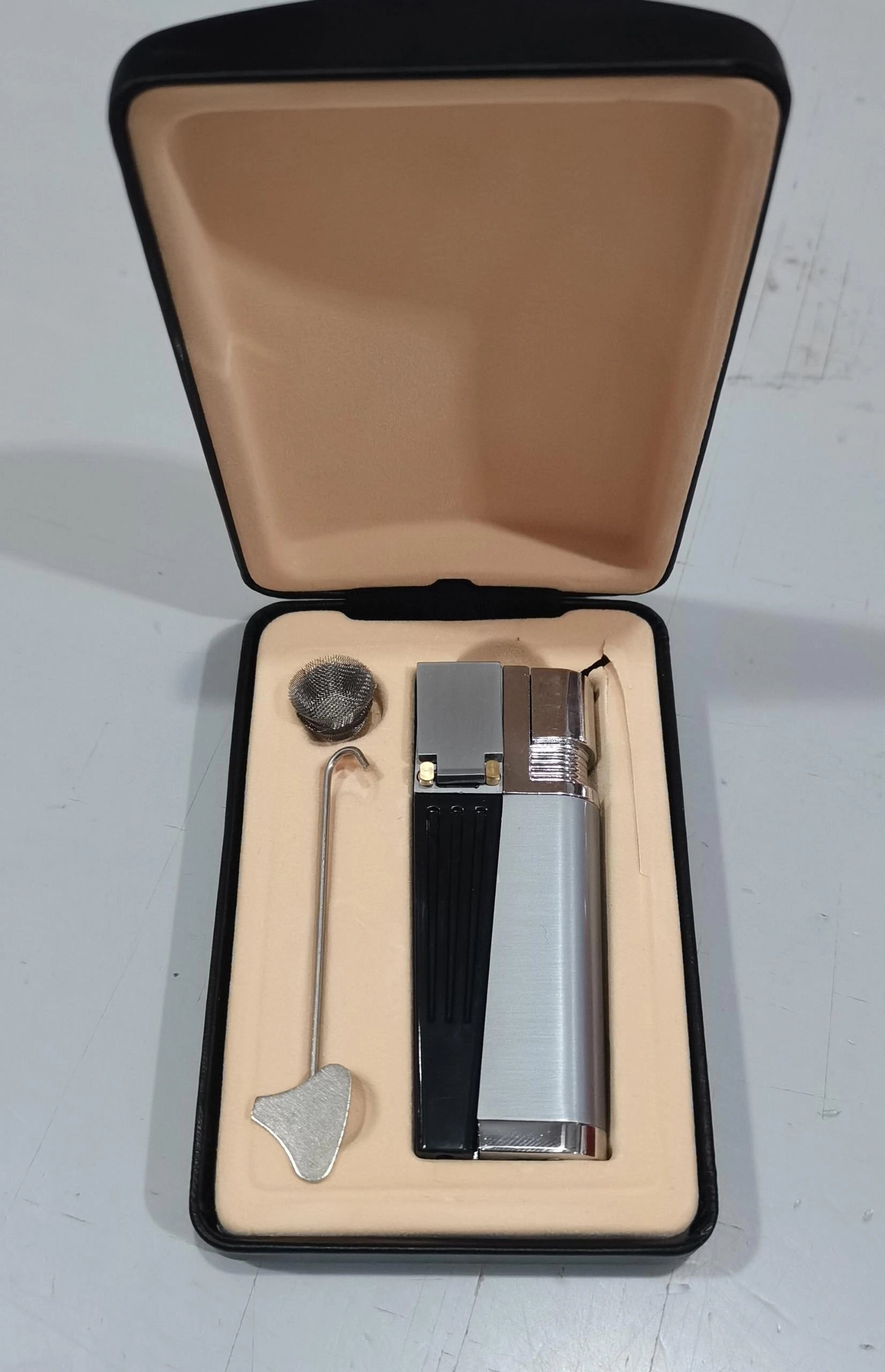 Foldable Metal Pipe Lighter with Stash Compartment - Eco-Friendly and Durable