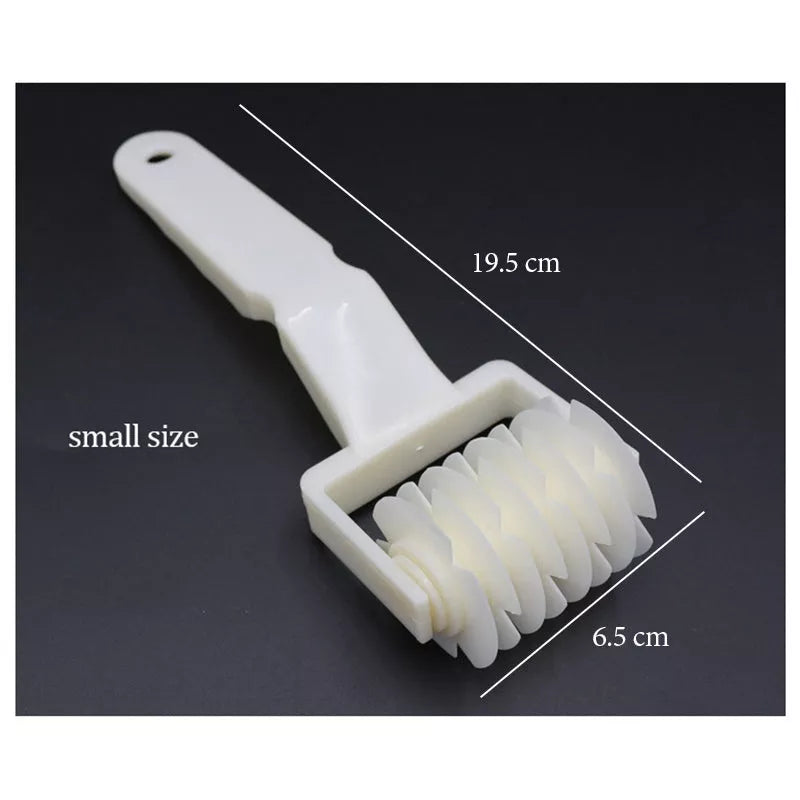 Plastic pizza knife set in three sizes for easy slicing