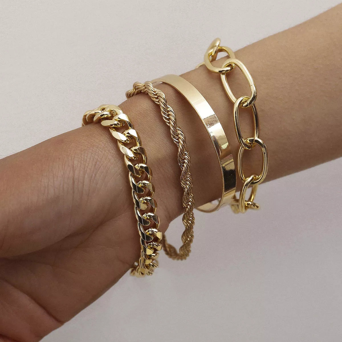 Twist Chain Exaggerated O-shaped Bracelet in Gold or Silver