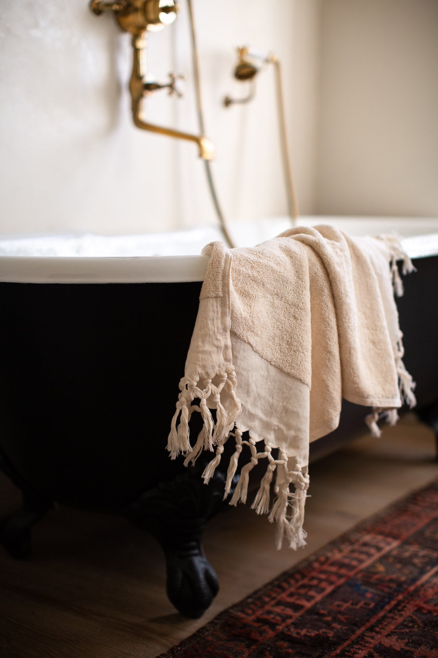 Handwoven cream bath towels with tassels in organic cotton 