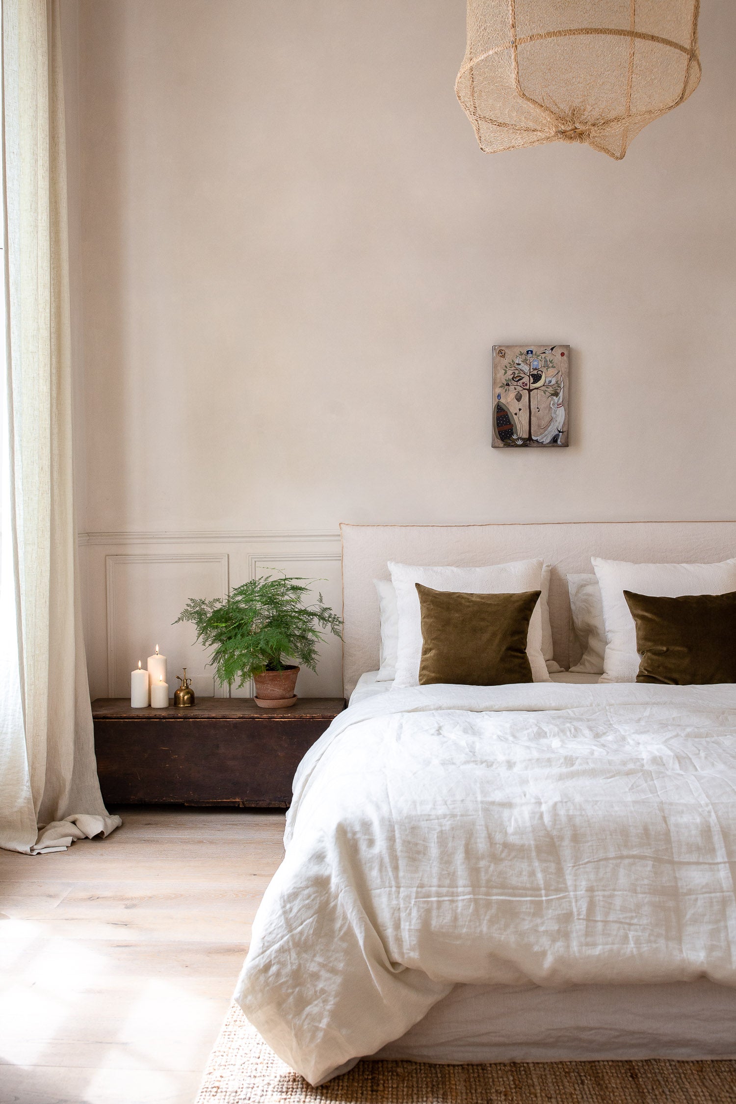 Bright warm natural bedroom decor 