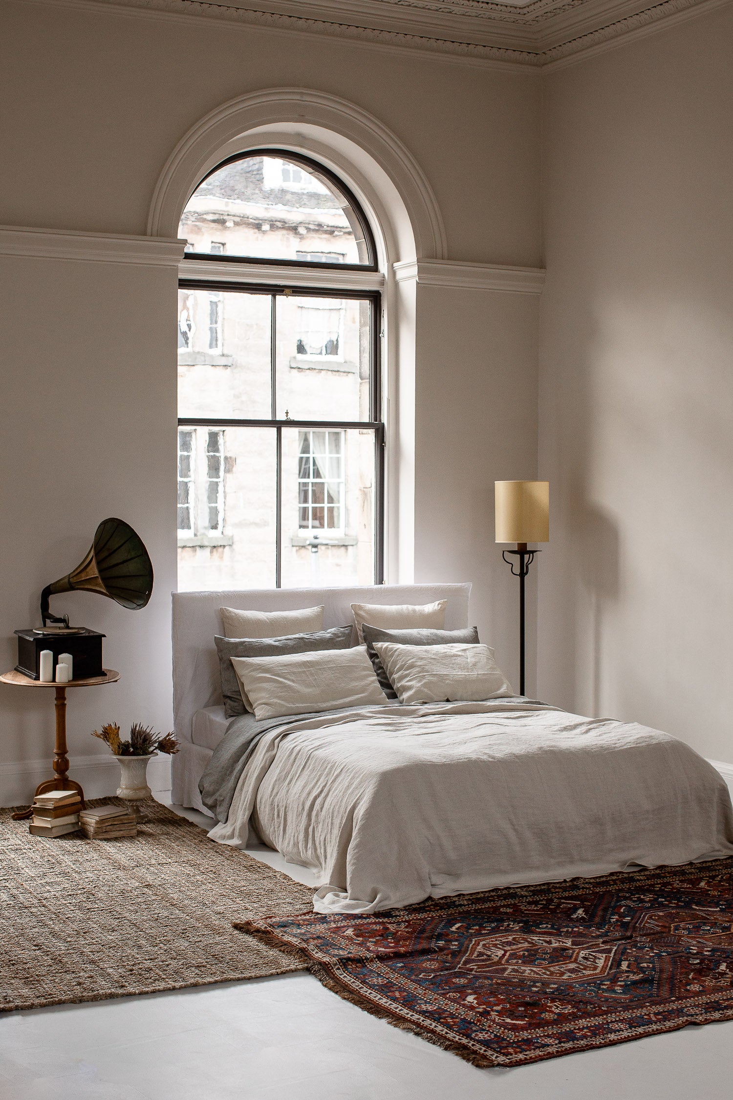 Timeless bedroom decor in natural materials 