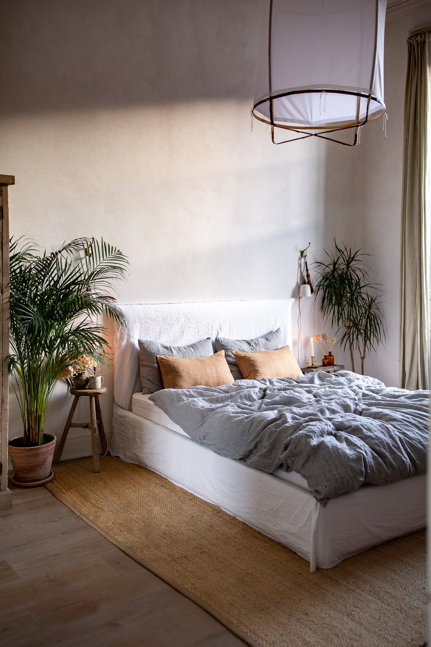 Timeless, natural bedroom decor