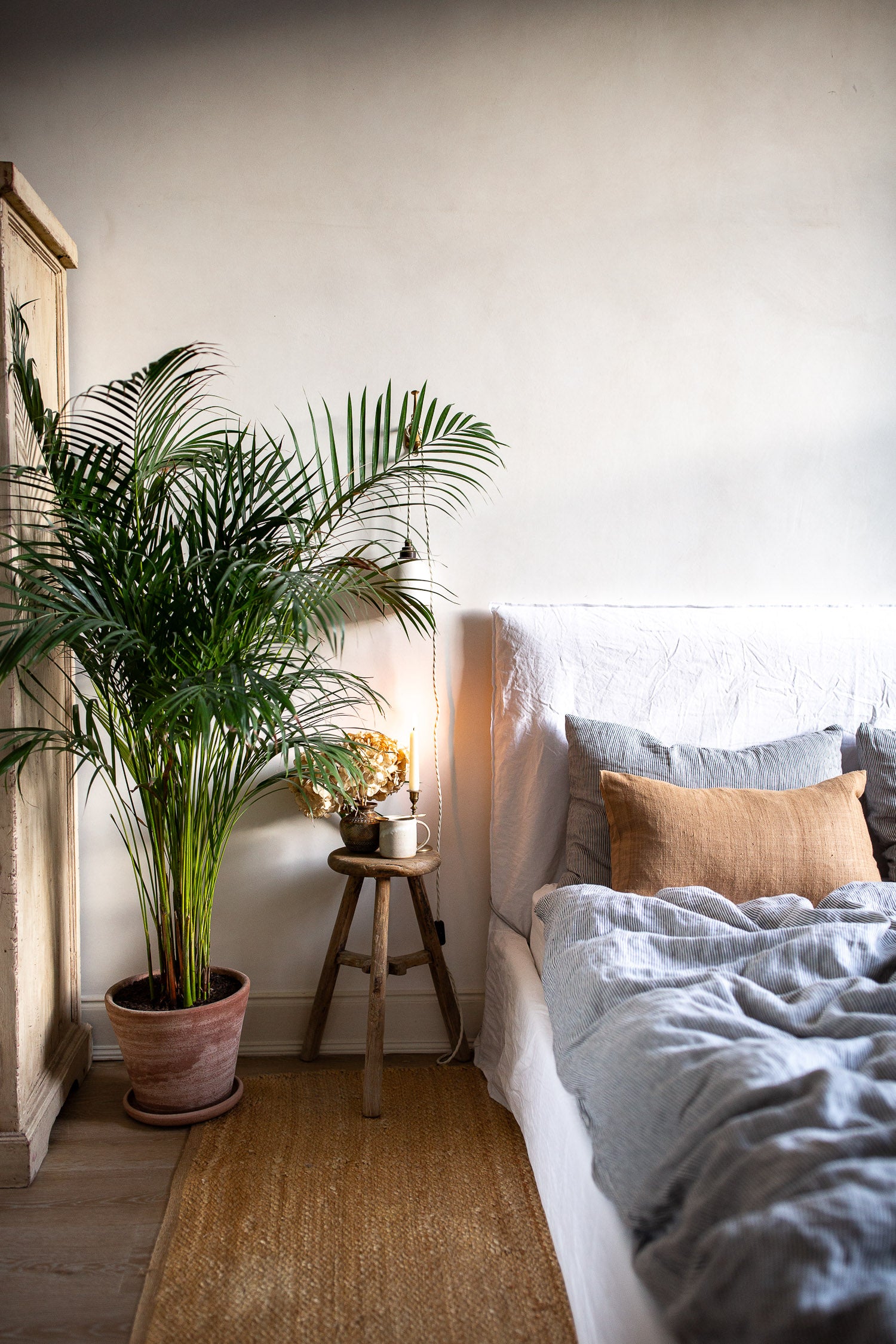 Natural and vintage bedroom decor