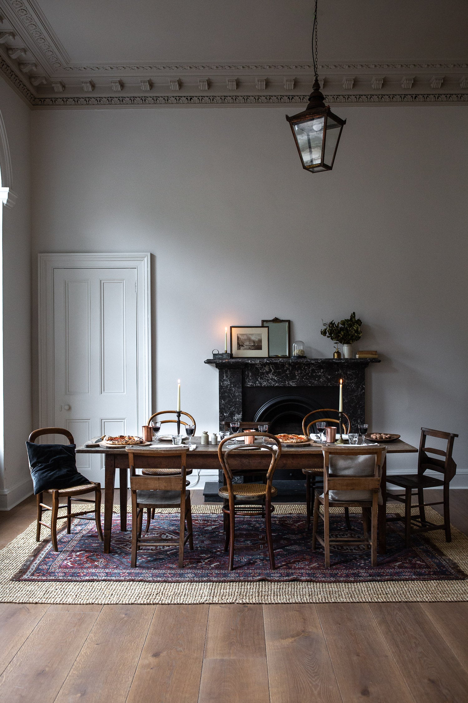 Timeless dining room decor 