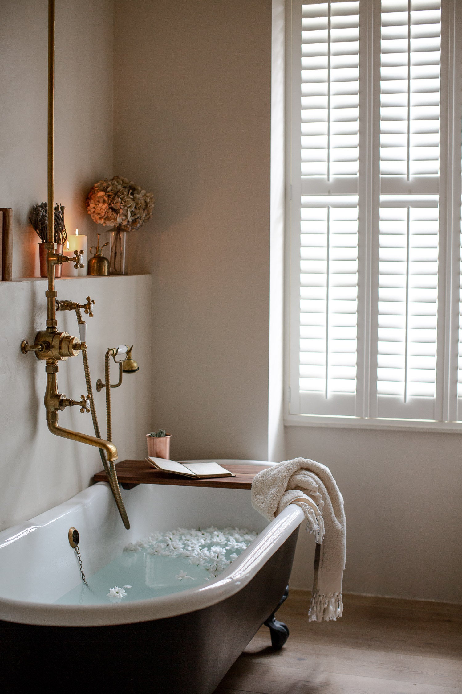 bathroom with clawfoot bathtub 