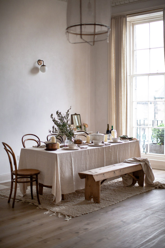 natural dinner party table decor with linen 