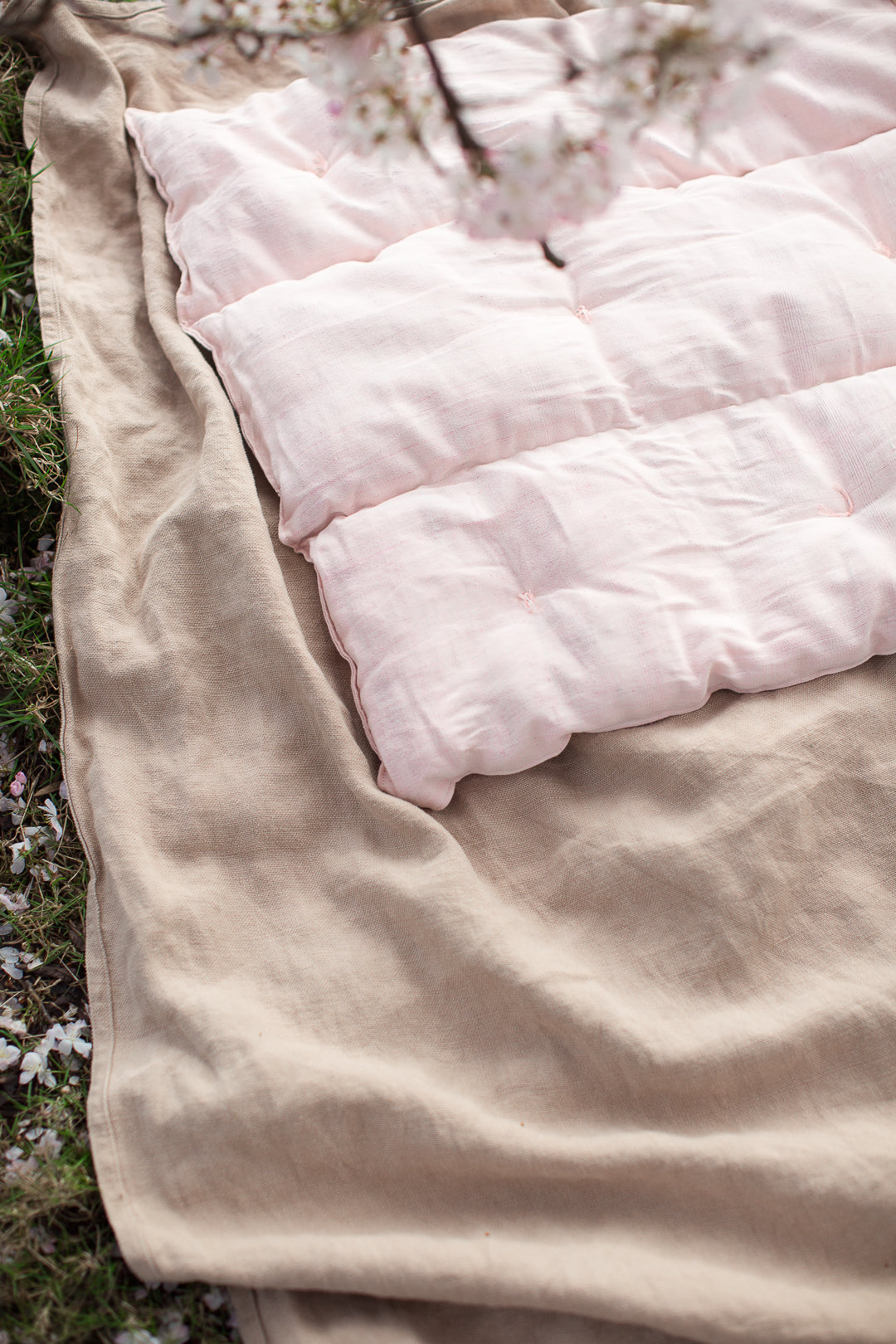 linen blanket and pink mattress cushion 