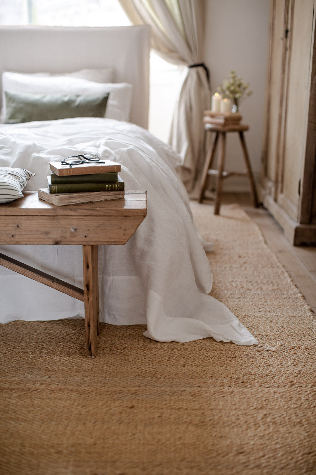 natural bedroom with wood, linen and jute 