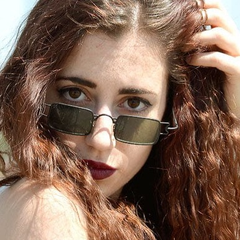 A girl wearing GENTLE Small Oval Sunglasses