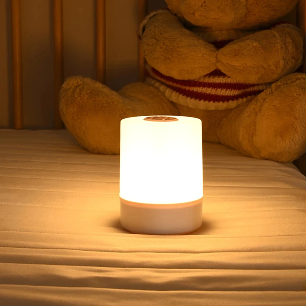 lampe tactile LED allumée sur table de nuit
