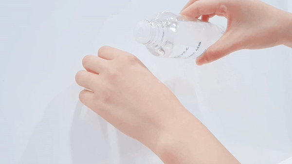Isntree Hyaluronic Acid Toner viscous liquid consistency