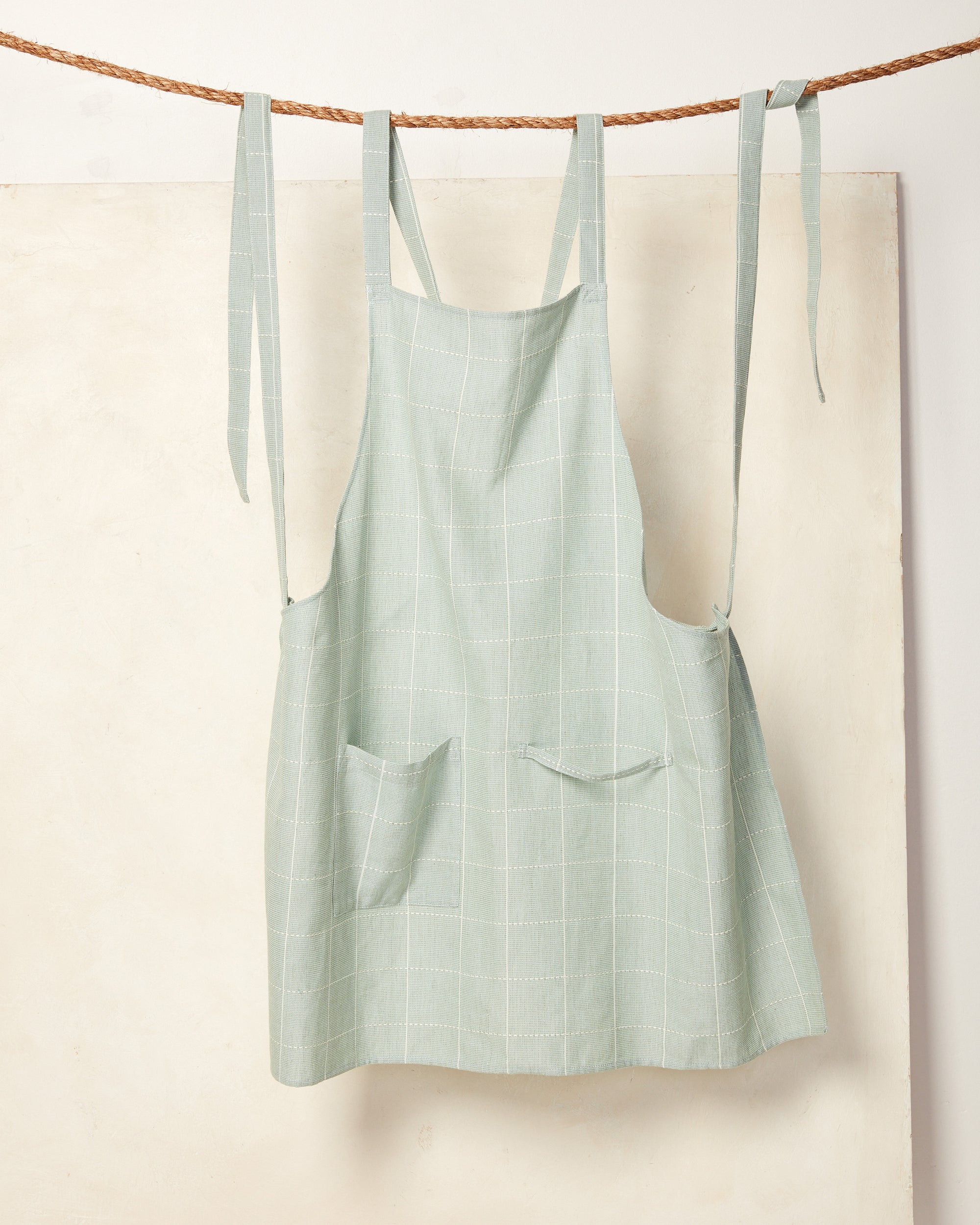 https://cdn.shopify.com/s/files/1/0918/1474/products/Meridian-Apron-Jay-styled_2000x.jpg?v=1665516991