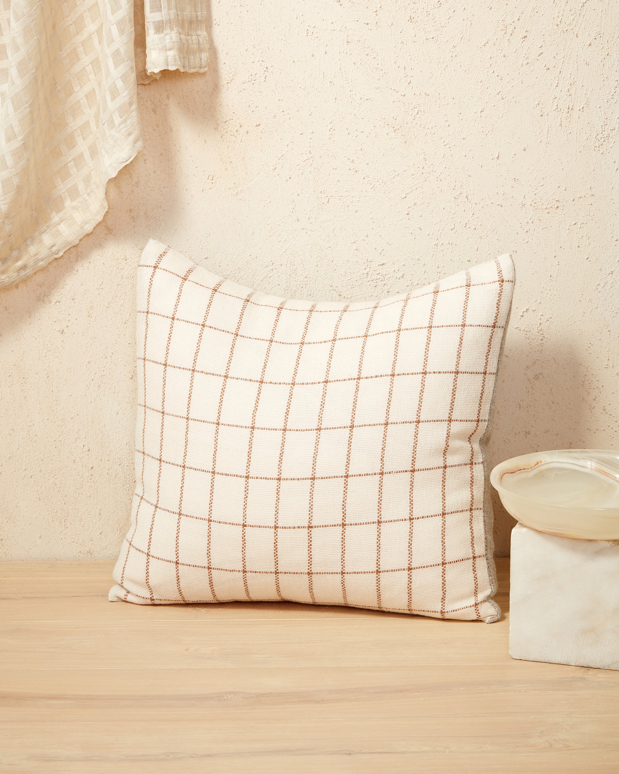 https://cdn.shopify.com/s/files/1/0918/1474/products/Pillow_Bolivia_A_styled_2000x.jpg?v=1536353847