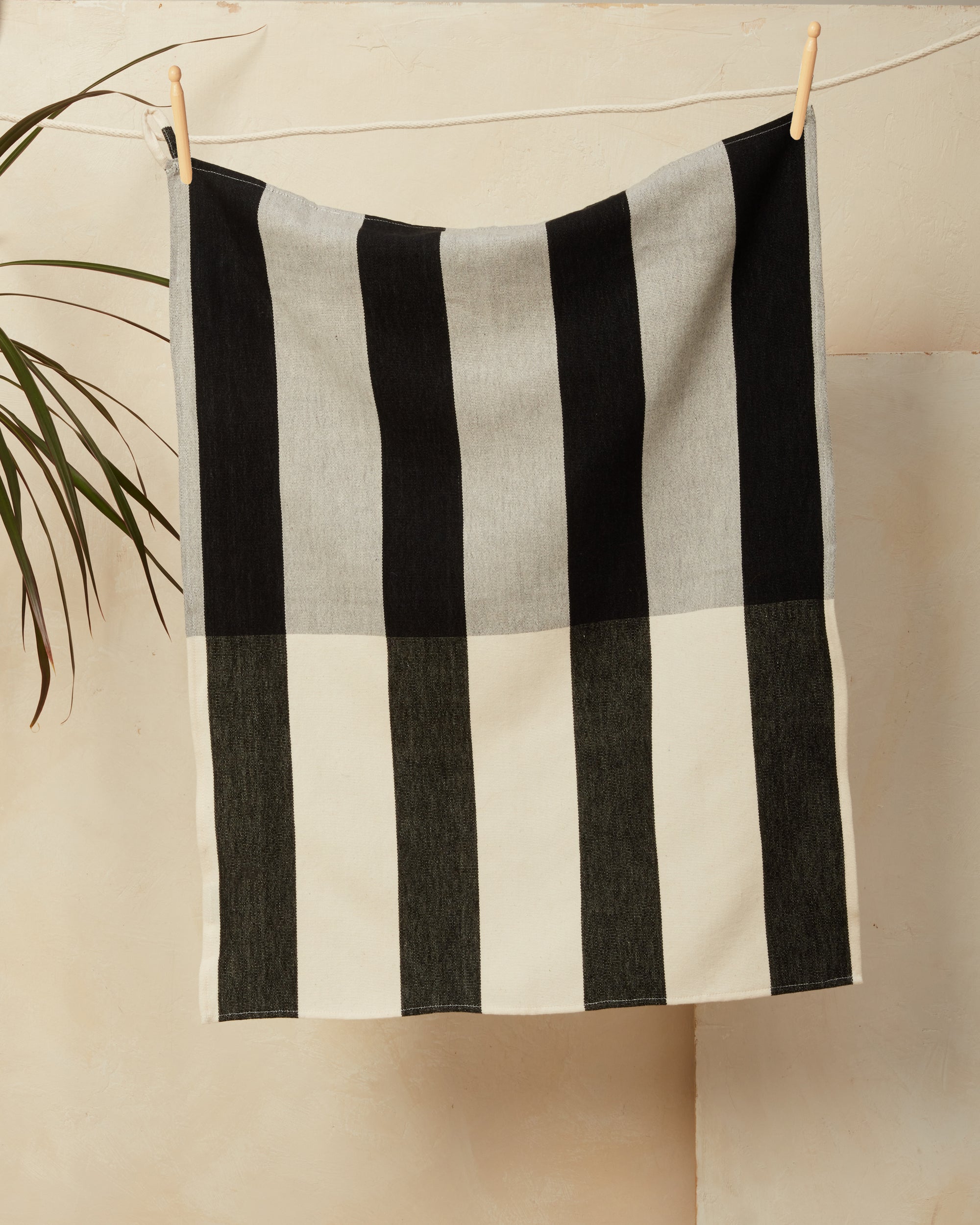 https://cdn.shopify.com/s/files/1/0918/1474/products/Sol-Tea-Towel-Black-styled_2000x.jpg?v=1636047925