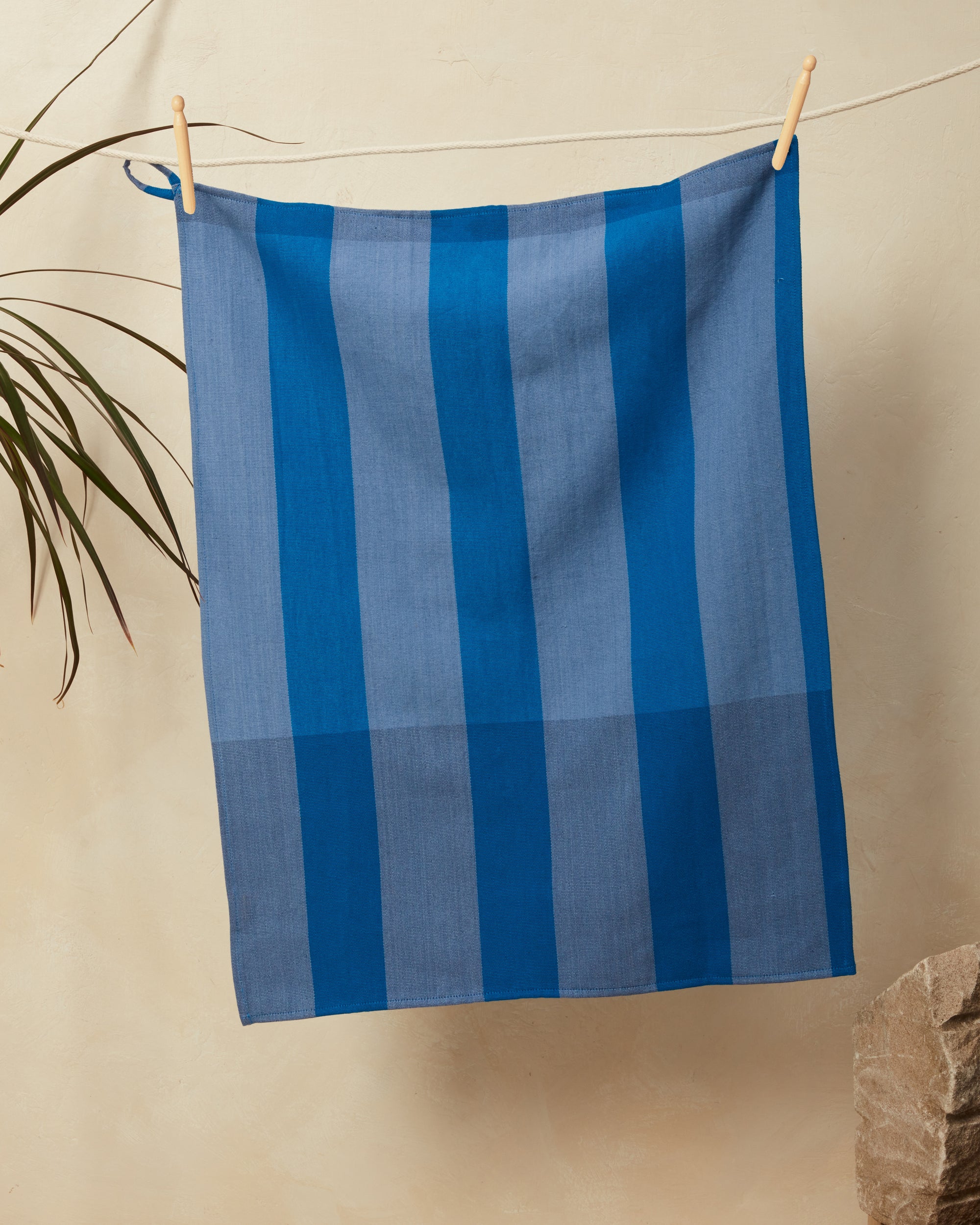 https://cdn.shopify.com/s/files/1/0918/1474/products/Sol-Tea-Towel-Cobalt-styled_2000x.jpg?v=1636047927