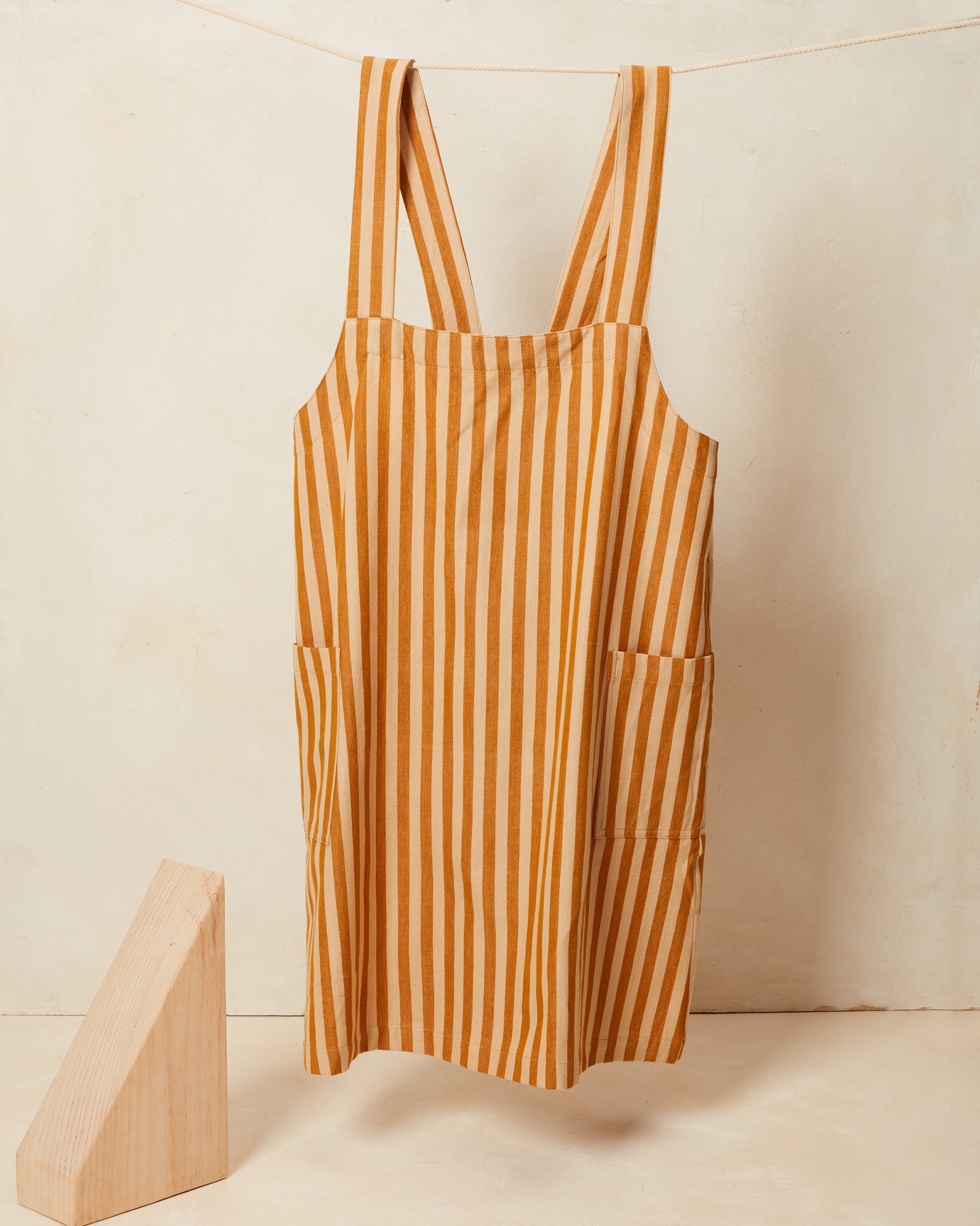 https://cdn.shopify.com/s/files/1/0918/1474/products/Utility-Apron-Beige-styled_2000x.jpg?v=1625605394