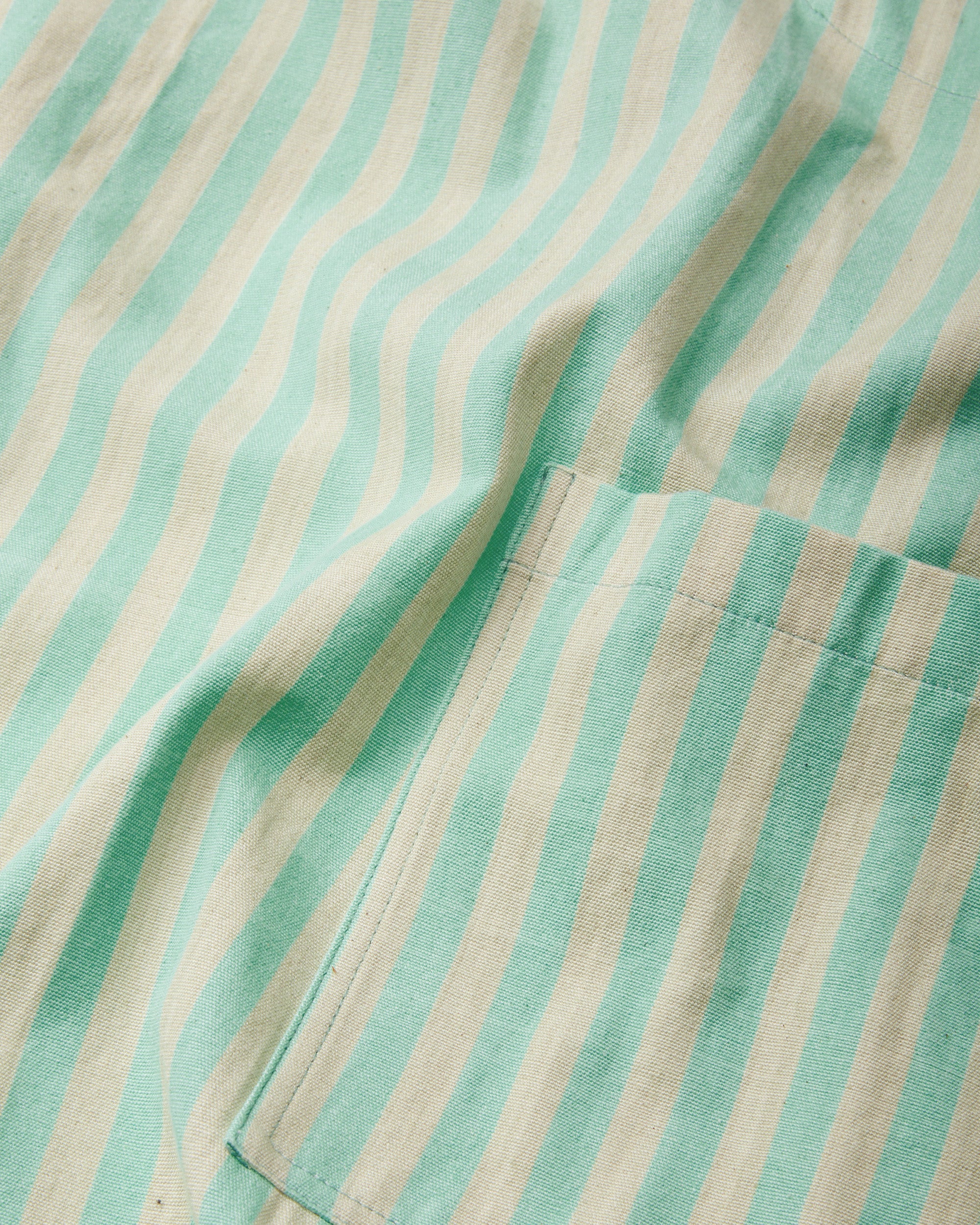 https://cdn.shopify.com/s/files/1/0918/1474/products/Utility-Apron-Mint-detail_2000x.jpg?v=1676304917