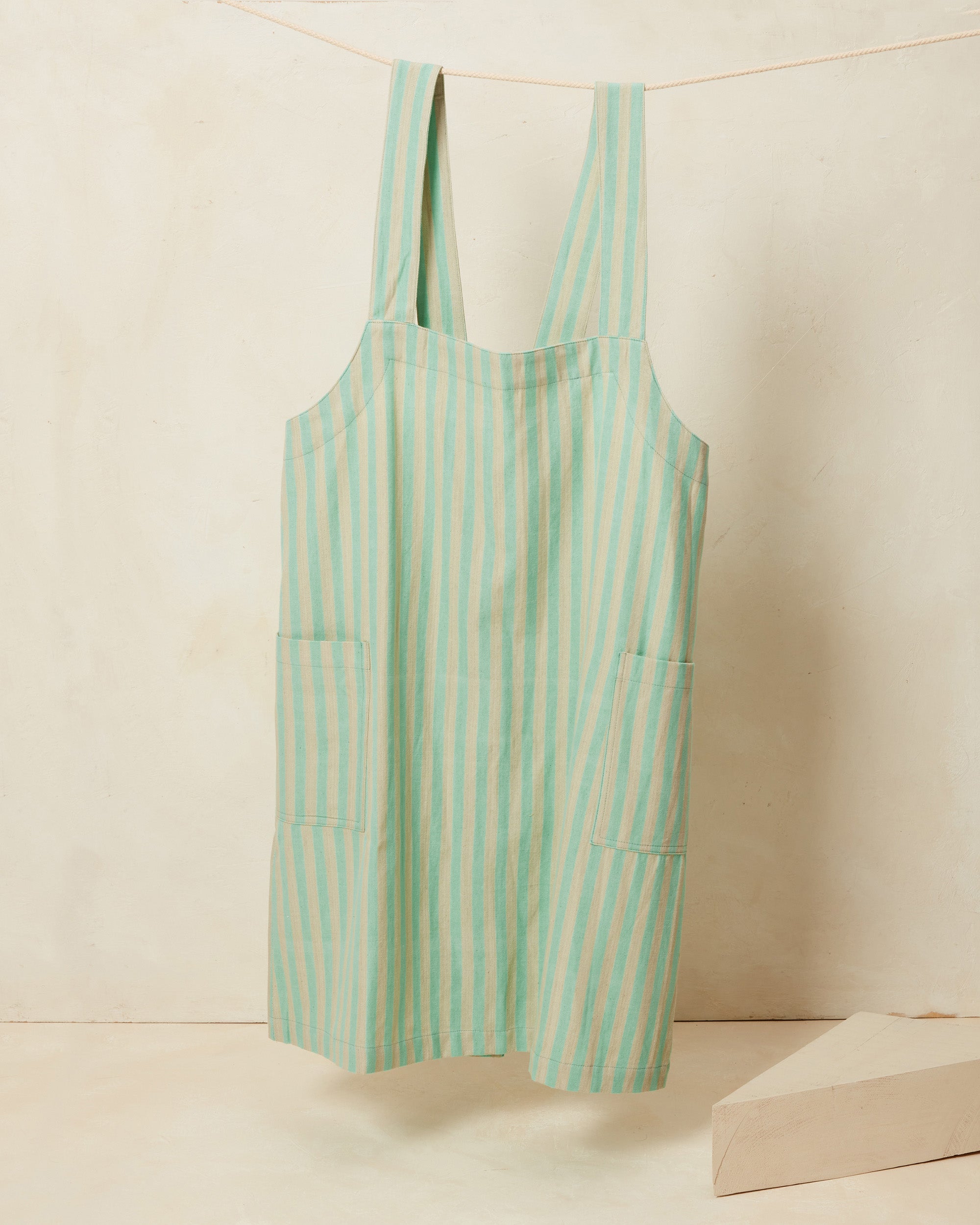 https://cdn.shopify.com/s/files/1/0918/1474/products/Utility-Apron-Mint-styled_2000x.jpg?v=1676304917