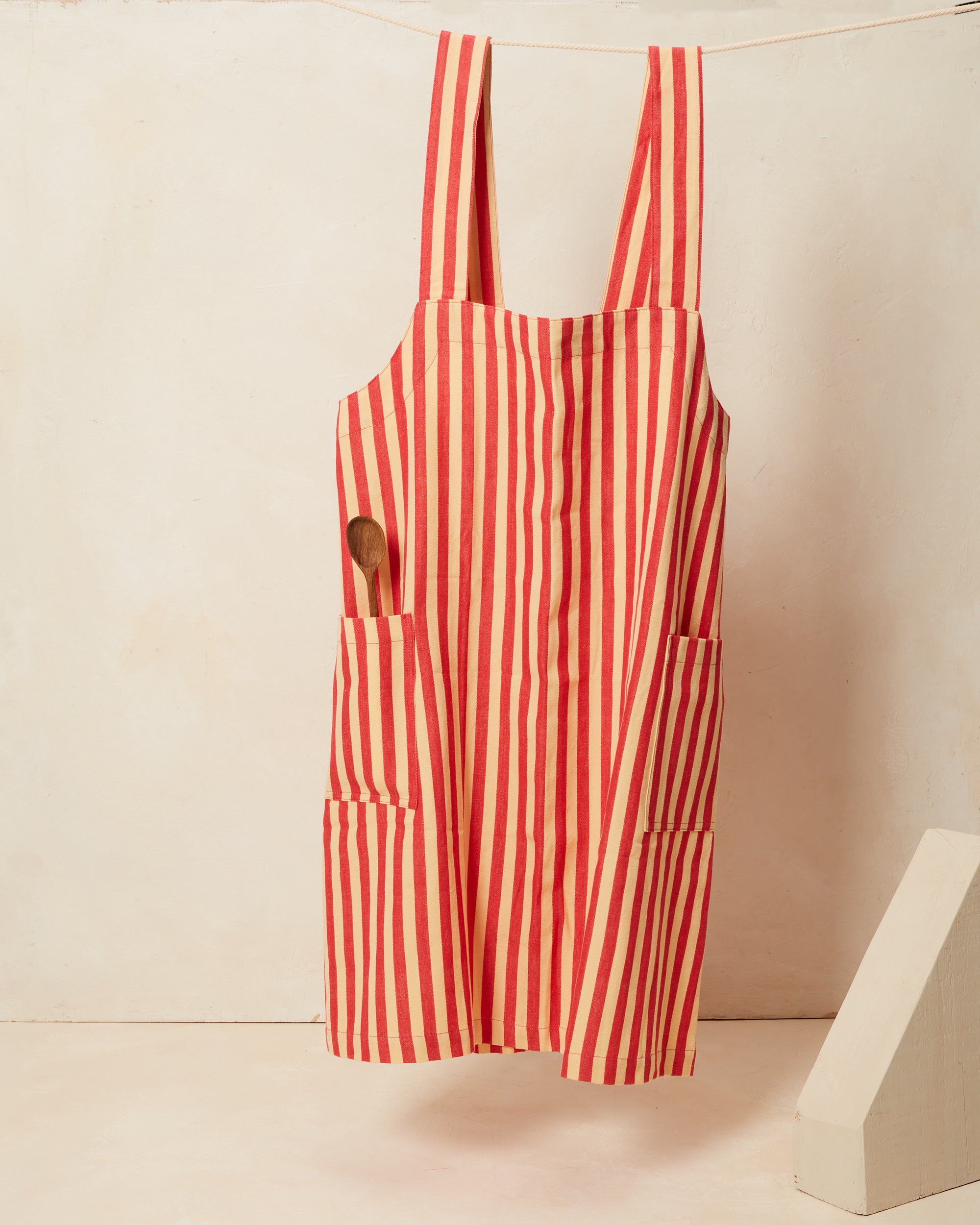 https://cdn.shopify.com/s/files/1/0918/1474/products/Utility-Apron-Pink-styled_2000x.jpg?v=1631131667