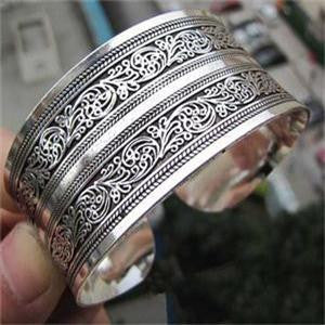 Vintage Elegant Women Bracelets Tibet Silver Plated Totem Cuff Bracelets Bangles Round Metal Bracele