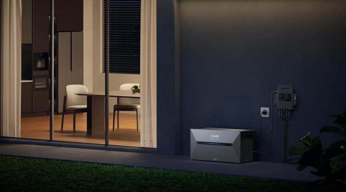 Anker SOLIX Solarbank 2 E1600 AC installé sur un balcon résidentiel, alimentant des appareils.