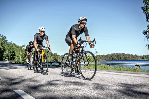 Cyclists riding around lake Vattern