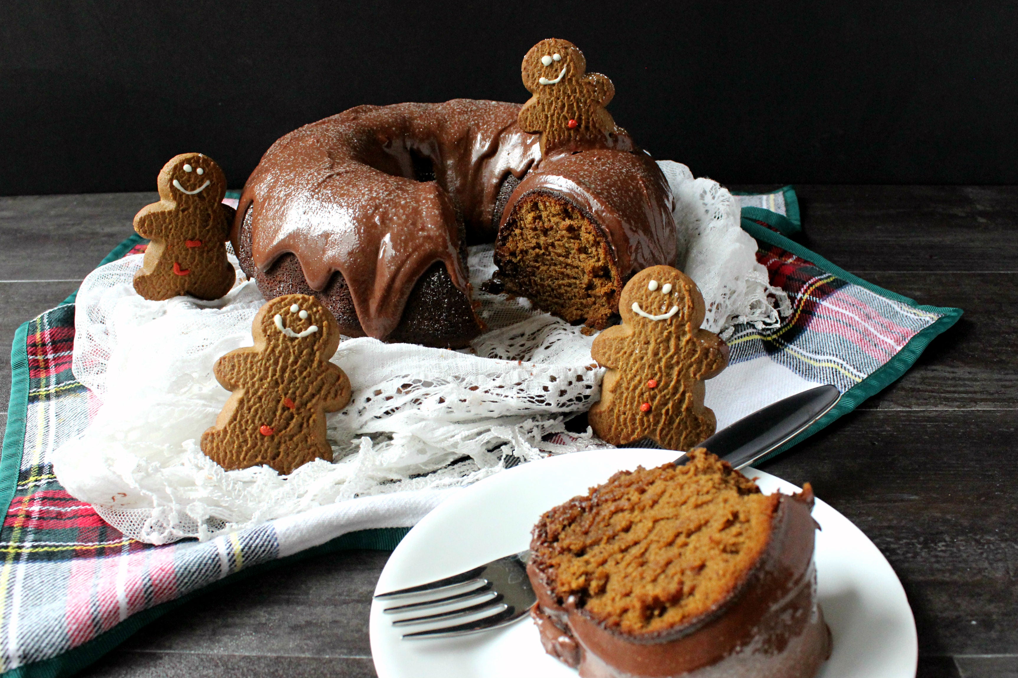 Boyfriend's mom got me a Gingerbread House shaped Bundt pan for Christmas.  I hate the taste of Gingerbread, so I made a chocolate chip banana pound  cake instead. How cute! : r/Baking