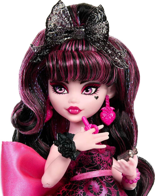 Boneca Monster High Cleo De Nile Cabelos Mechas Azuis Cachorro de Estimação  e Acessórios HHK54 Mattel