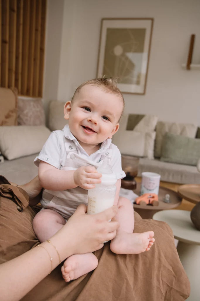 Bébé biberon lait