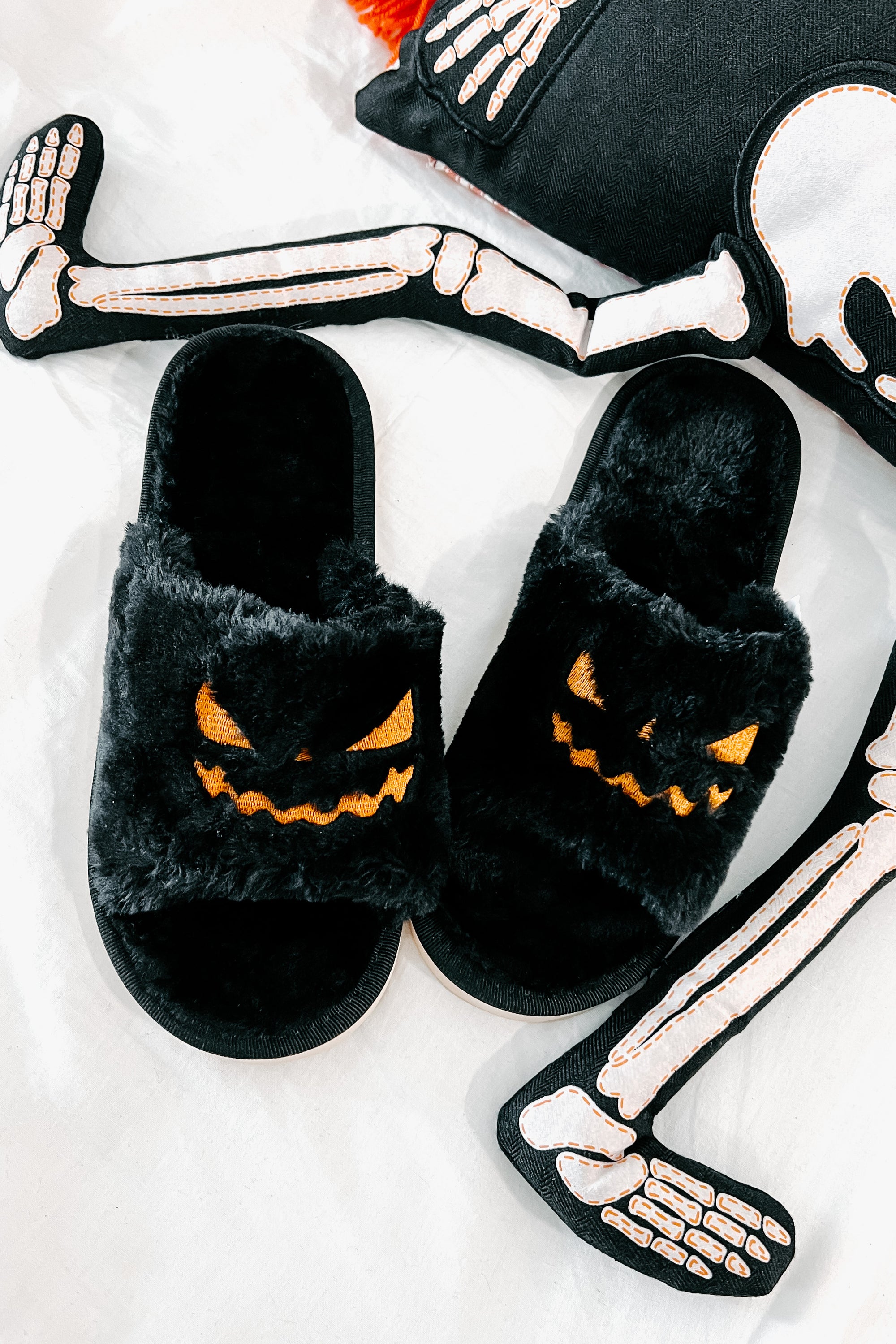 Simply Gourd-geous Fuzzy Open Toe Slippers (Black) –
