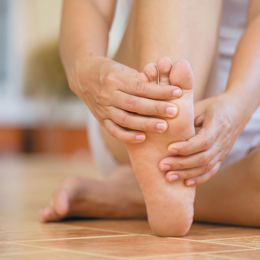 Có thể xoa bóp nhẹ nhàng để giảm áp lực lên chân