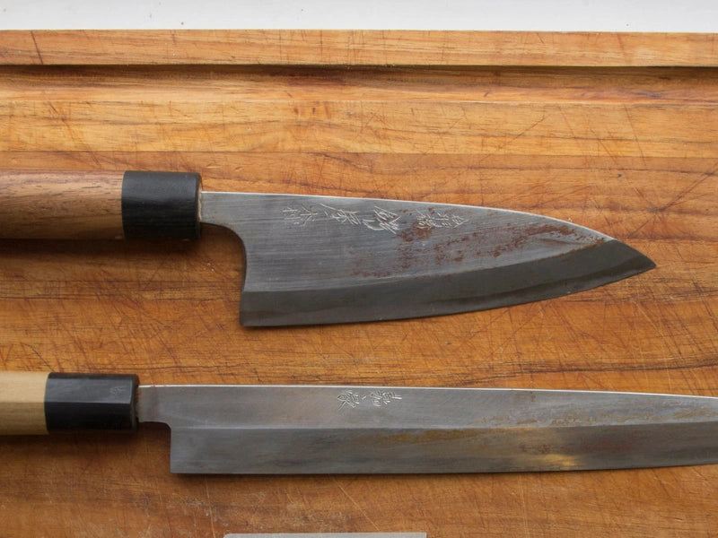 Removing rust on Japanese knife with a short white vinegar soak for tough stains