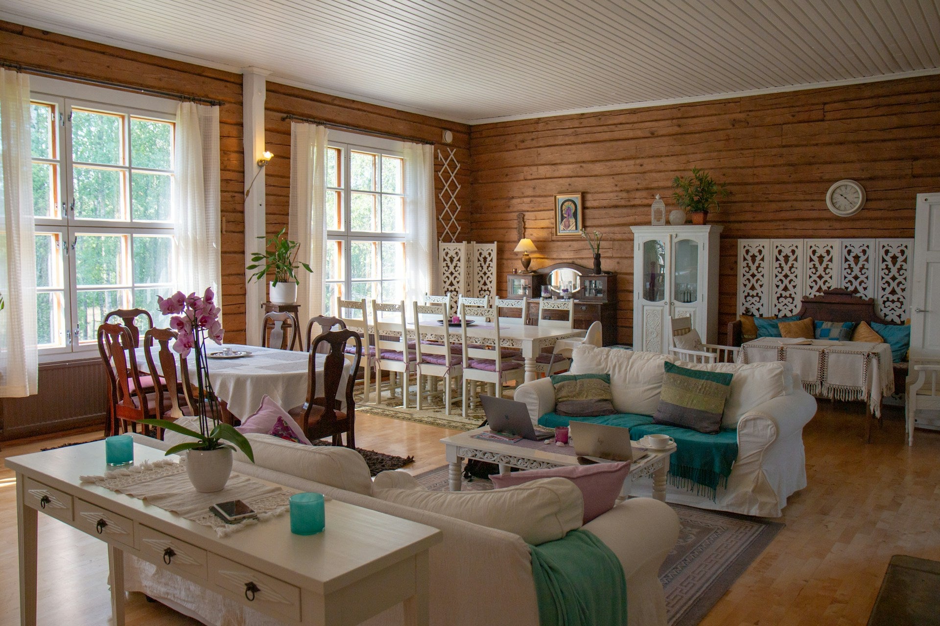 Traditional design embraces layered patterns