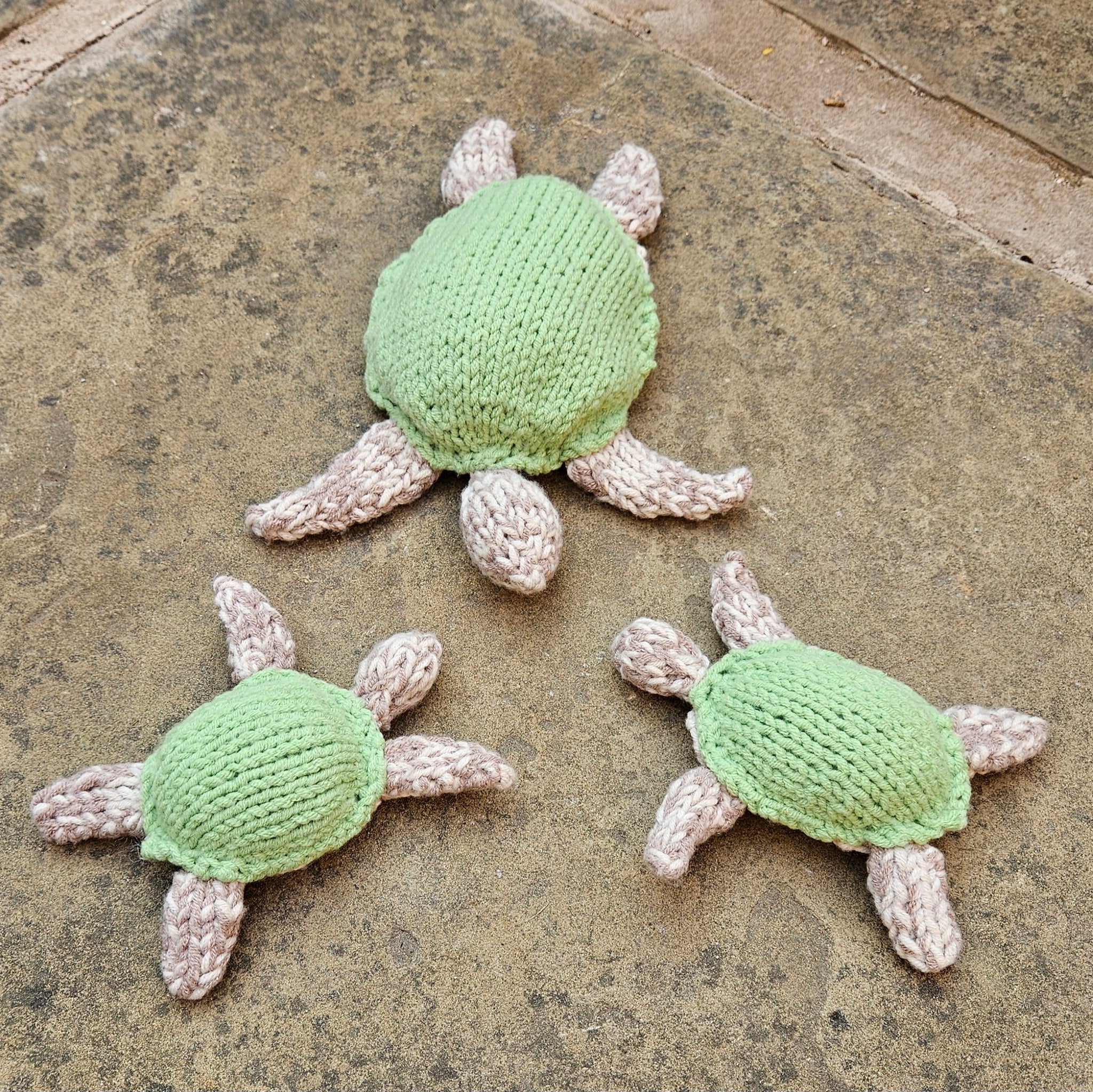 Big Knitted turtle with knitted turtle babies fitting in knitting patterns.jpg__PID:b6639e2d-d928-4350-8fbe-1d53f9d6bdb5