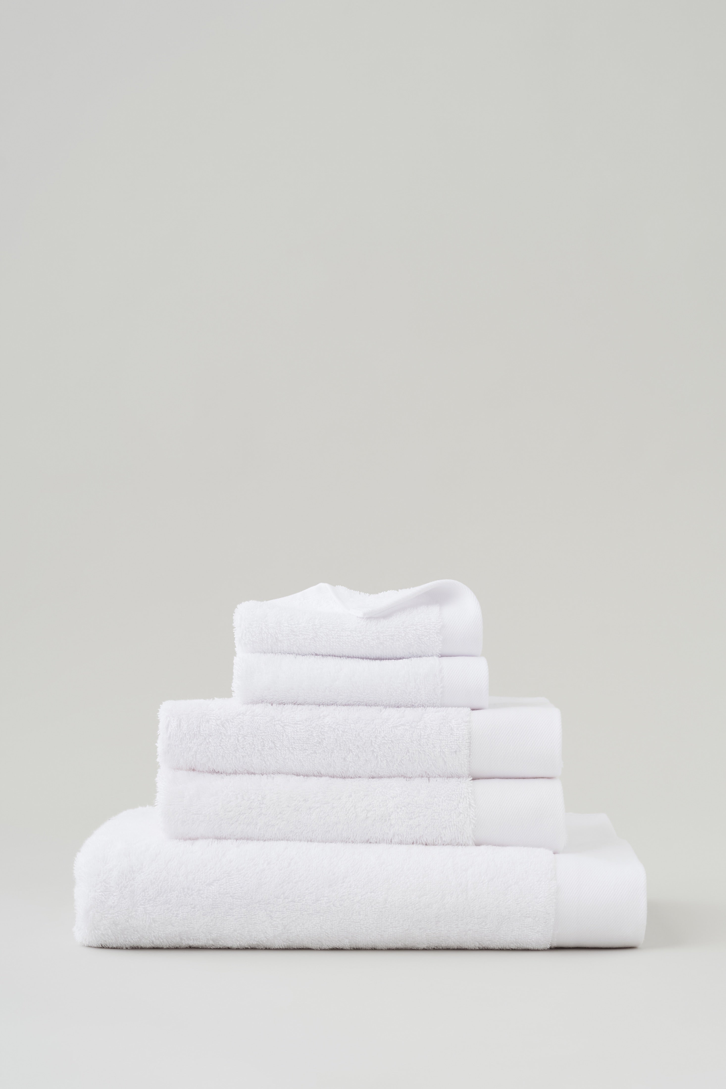 https://cdn.shopify.com/s/files/1/0932/1356/products/WhiteTowelSetcopy.jpg?v=1653054047