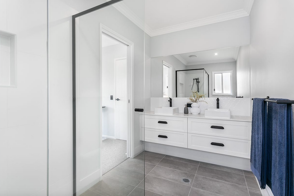 property_styling_QLD_goldcoast_currumbin_hamptons_contemporary_hire_package_ensuite_bathroom