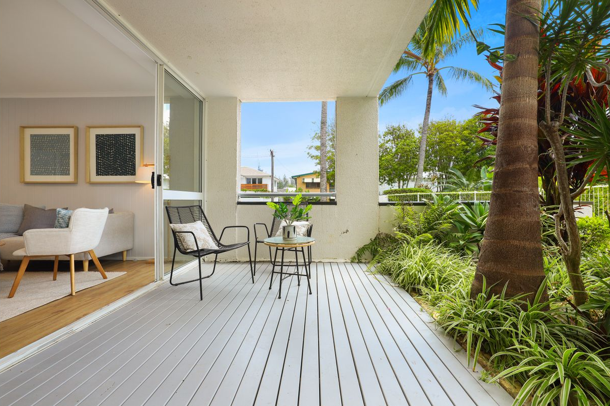 presale-property-styling-mermaid-beach-qld-outdoor-casual-seating