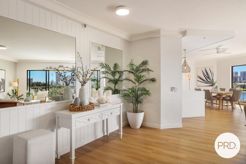 property-styling-bundall-gold-coast-entry-hallway-decor-staging