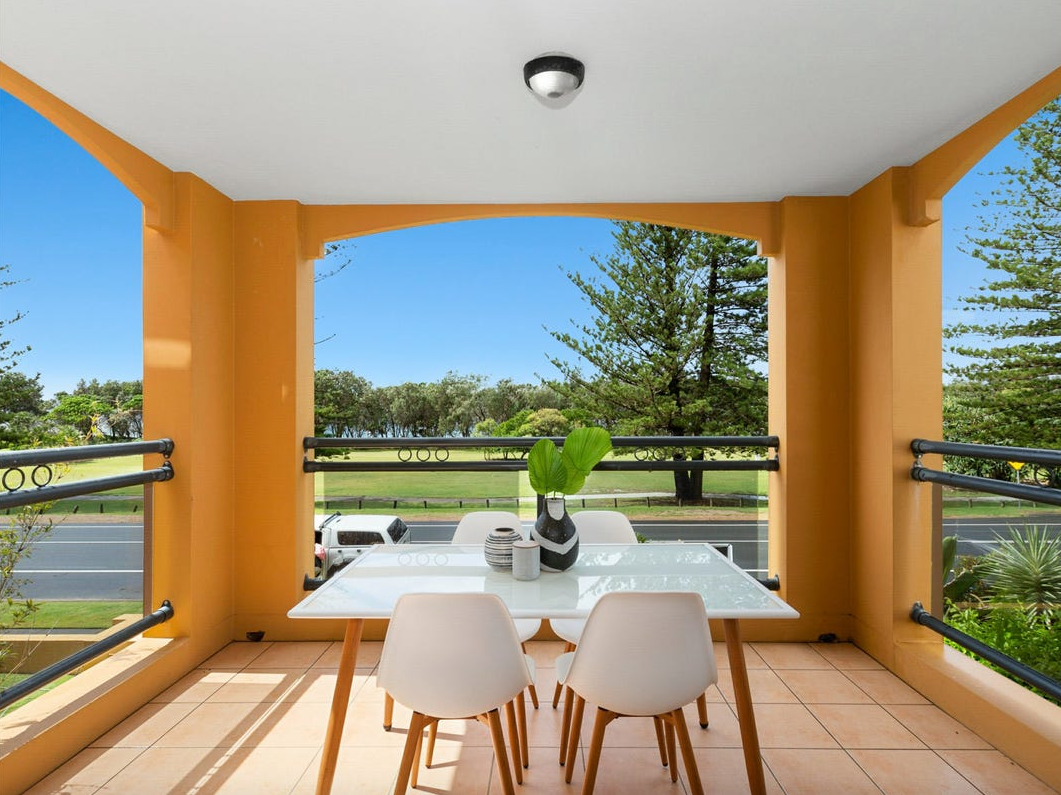 property-styling-kingscliff-balcony-outdoor-dining