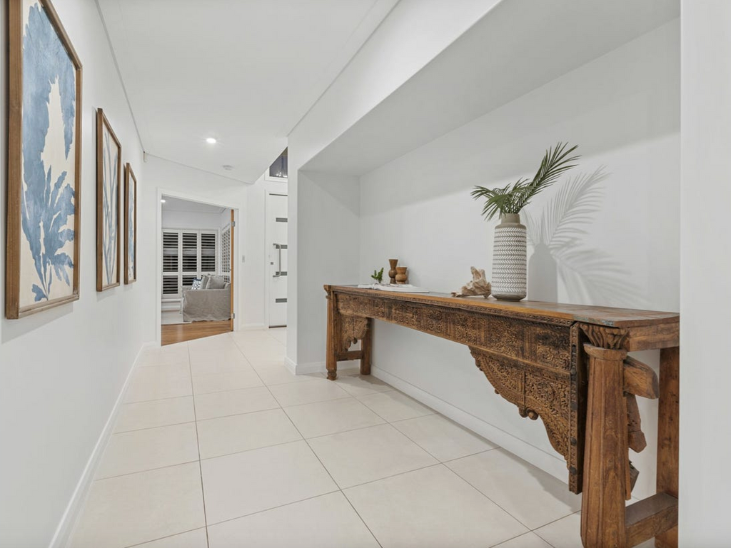 property-styling-kingscliff-tweed-coast-nsw-entry-hallway-staging-decor